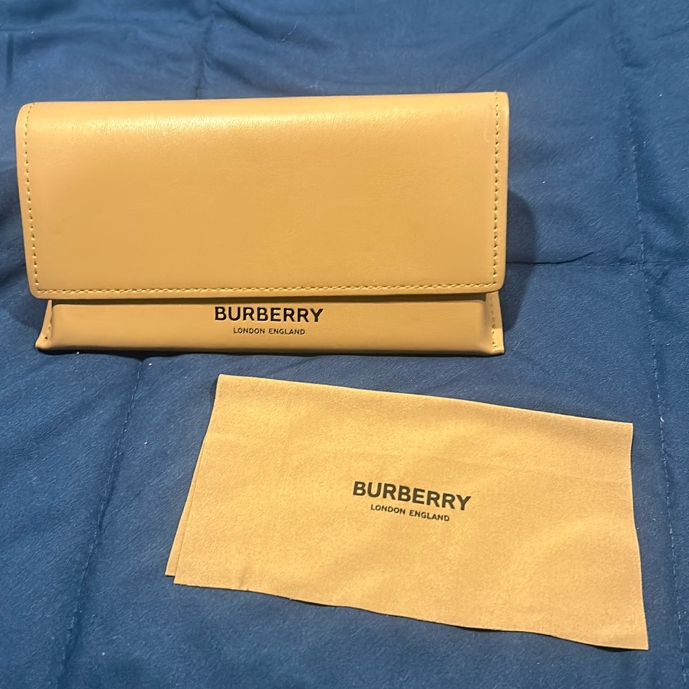Authentic Burberry Glasses case & cleaning cloth